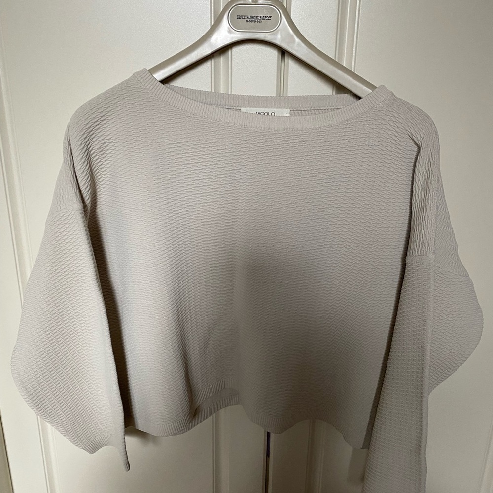 VICOLO CROPPED SWEATER . CREWNECK CREAM , MEDIUM TEXTURED .